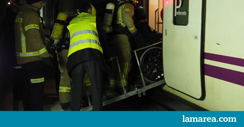 Cuatro Operarios Y Una Camilla El Sistema De Evacuaci N Del Tren