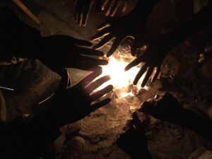 Manos de refugiados sobre el fuego, en la Jungla de Calais. FOTO: JOSÉ BAUTISTA.