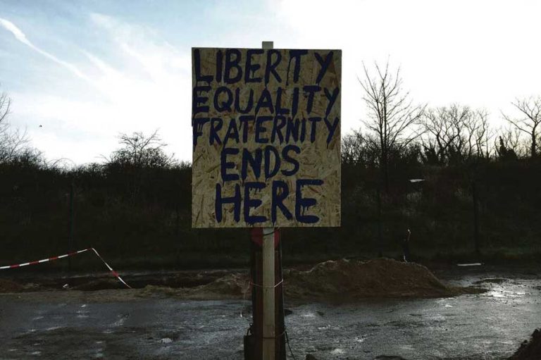 Cartel a la entrada de la 'Jungla de Calais' antes de que el Gobierno francés ordenara su desmantelamiento. Foto: JAB.