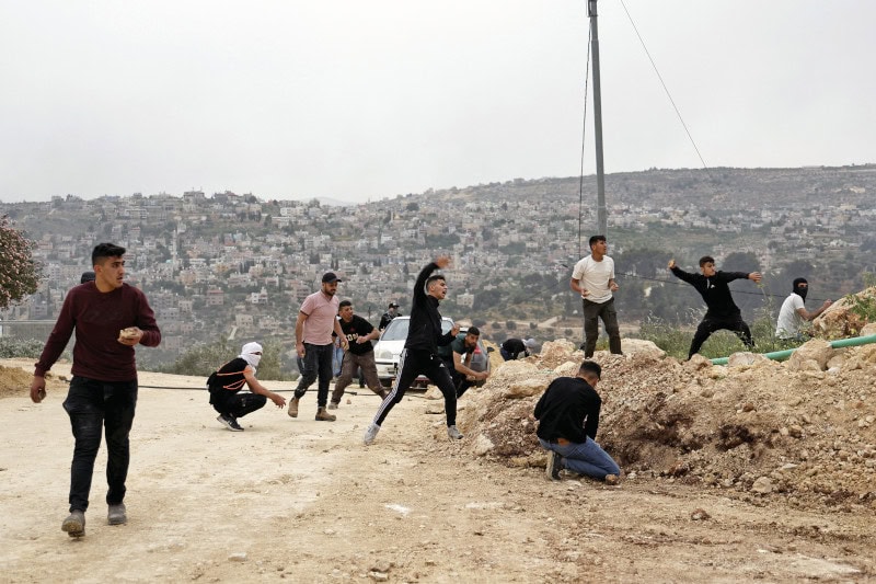 Jóvenes palestinos protestan contra los asentamientos israelíes a las afueras de Nablús