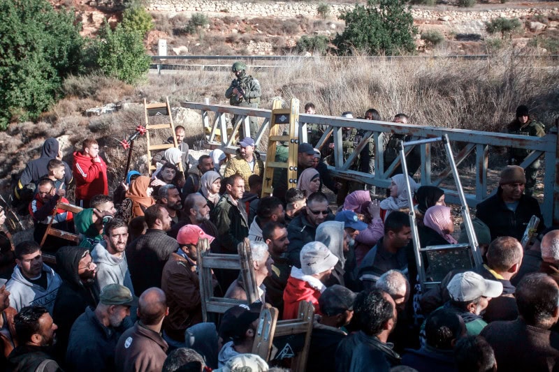 Soldados israelíes impiden el paso a los palestinos que quieren acceder a sus olivos para hacer la cosecha. El choque tuvo lugar en noviembre, cerca de Nablus