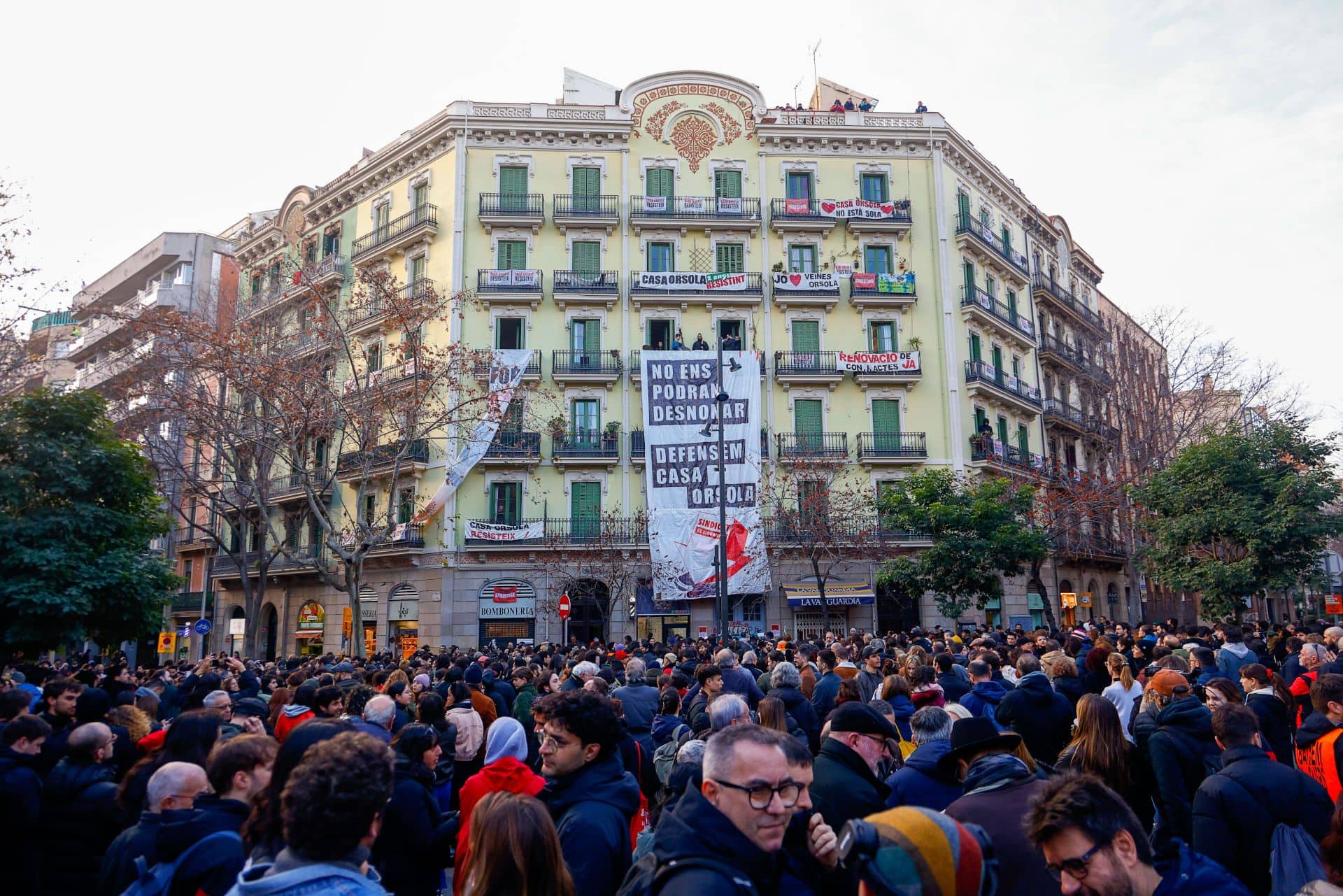 La movilización popular impide el desahucio en la Casa Orsola de Barcelona