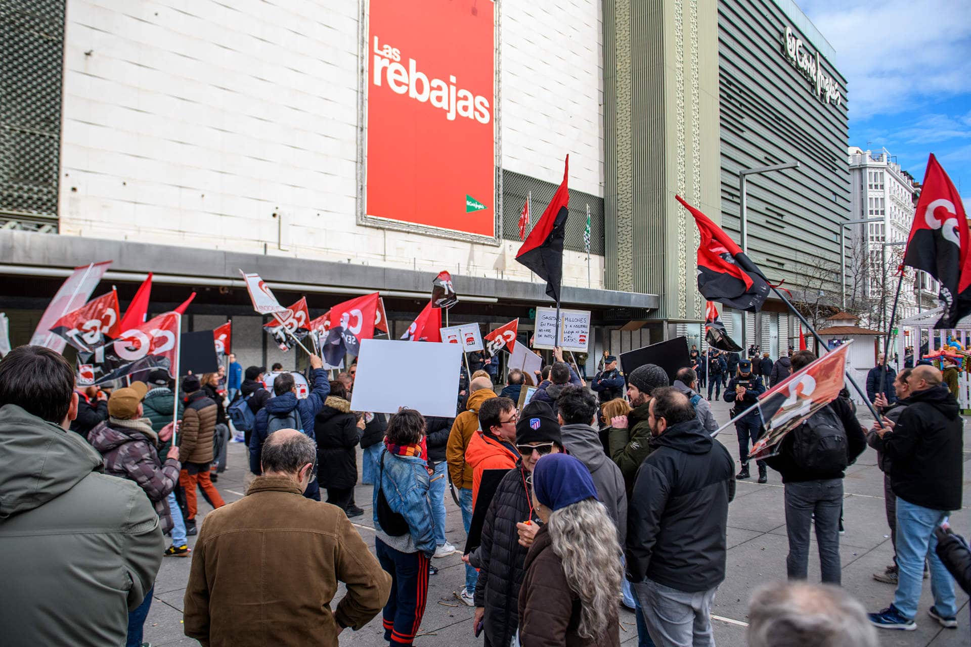 Una imagen poco habitual: trabajadores de El Corte Inglés protestando por sus derechos