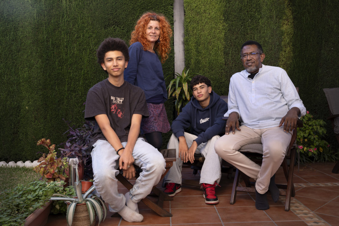 La familia Abdelgabar Carballar –Yaser, Eva, Omar y Mohamed– en su casa en Gines (Sevilla).