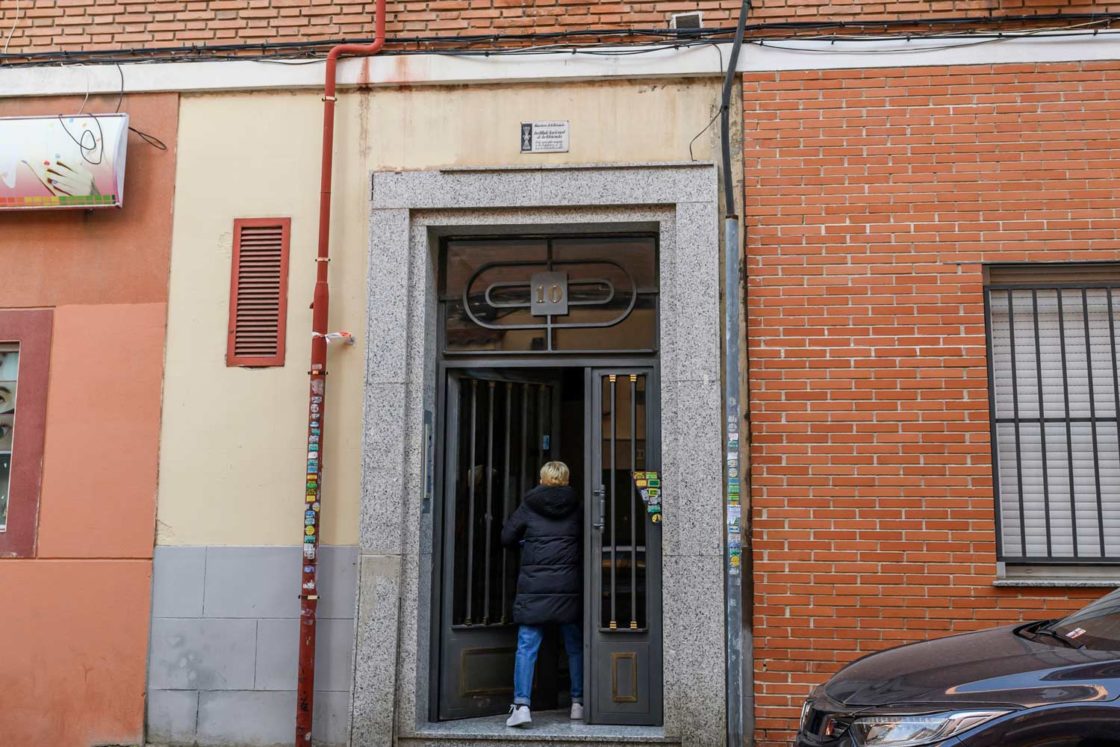 Entrada de vivienda construida por el Instituto Nacional de Vivienda