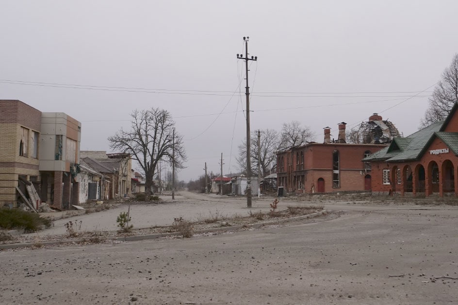 La guerra a pie (3) | Dentro de Kozacha Lopan, el pueblo de la frontera que Rusia bombardea noche y día