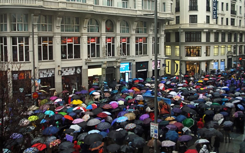 El feminismo toma las calles el 8-M a pesar de la lluvia